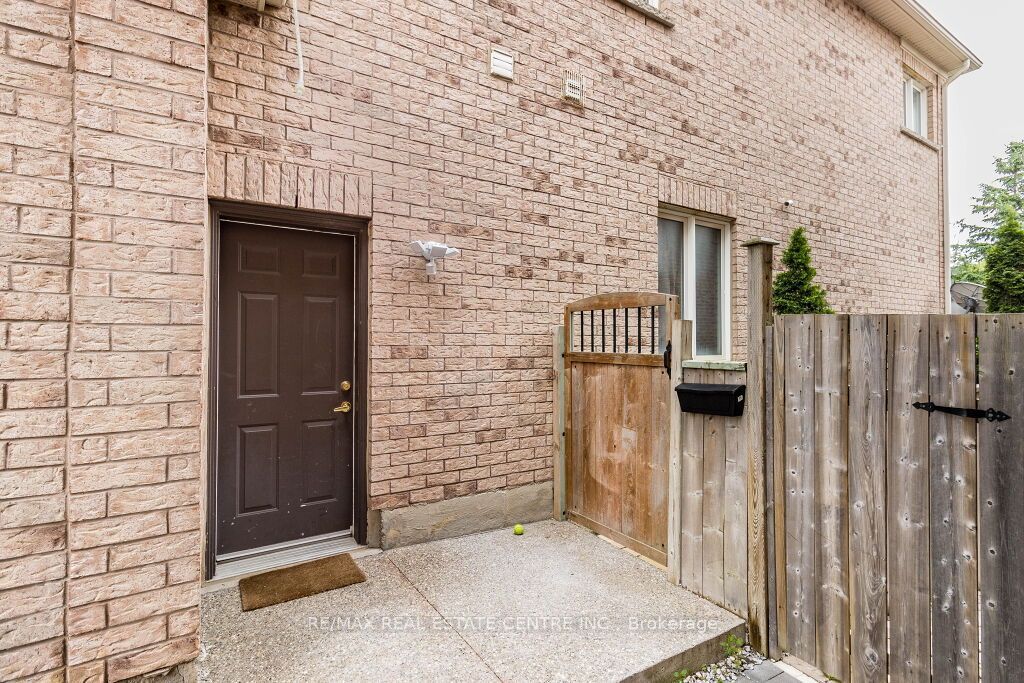 20 Laurentide Crescent Bsmt, Brampton, ON L6P 1Y4 photo 2