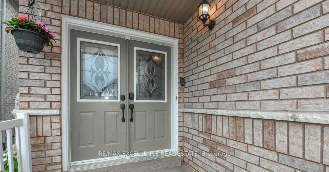 17 Fallstar Crescent, Brampton, ON L7A 2J5 photo 2