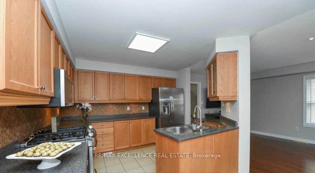 17 Fallstar Crescent, Brampton, ON L7A 2J5 photo 5