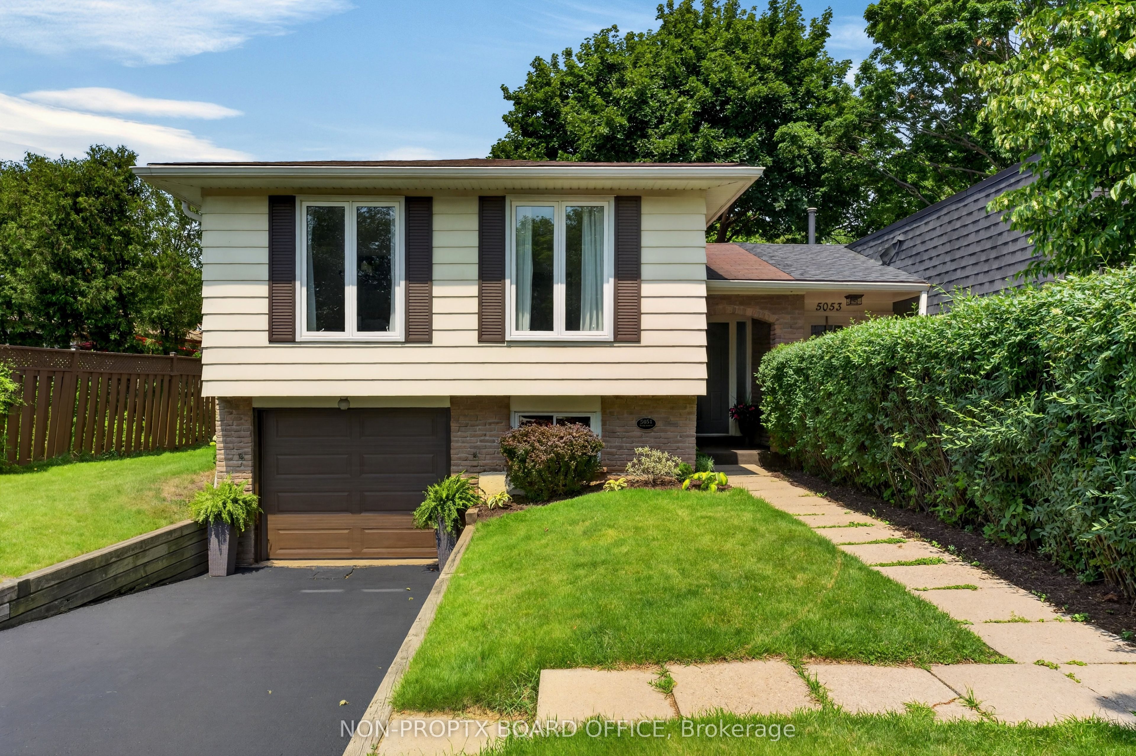 5051 Brady Avenue, Burlington, ON L7L 3X5