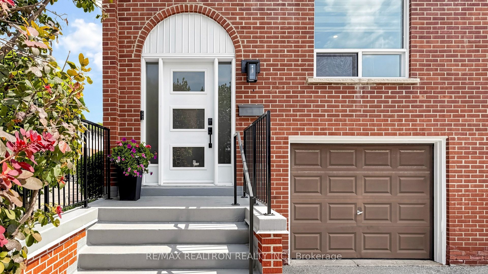 2445 Homelands Drive 18, Mississauga, ON L5K 2C6 photo 3