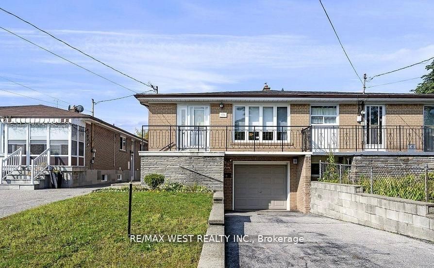 136 Duncanwoods Drive, Toronto, ON M9L 2E1