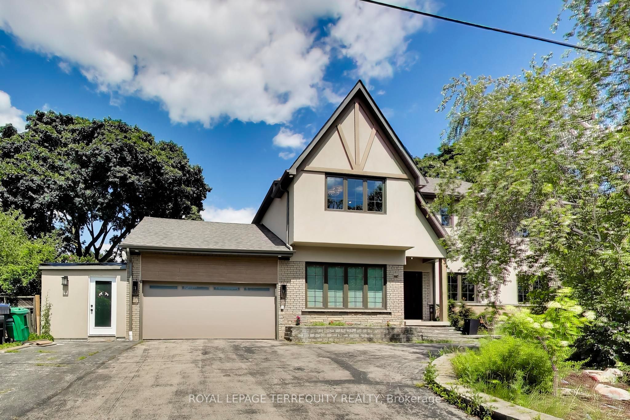 1621 Skyline Drive, Mississauga, ON L5E 2W9