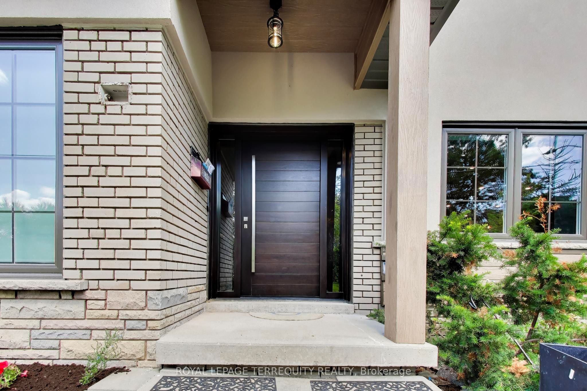 1621 Skyline Drive, Mississauga, ON L5E 2W9 photo 2