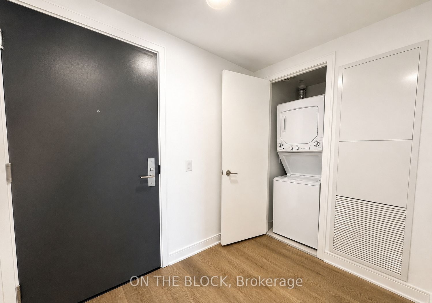 86 Dundas Street E 618, Mississauga, ON L5A 1W4