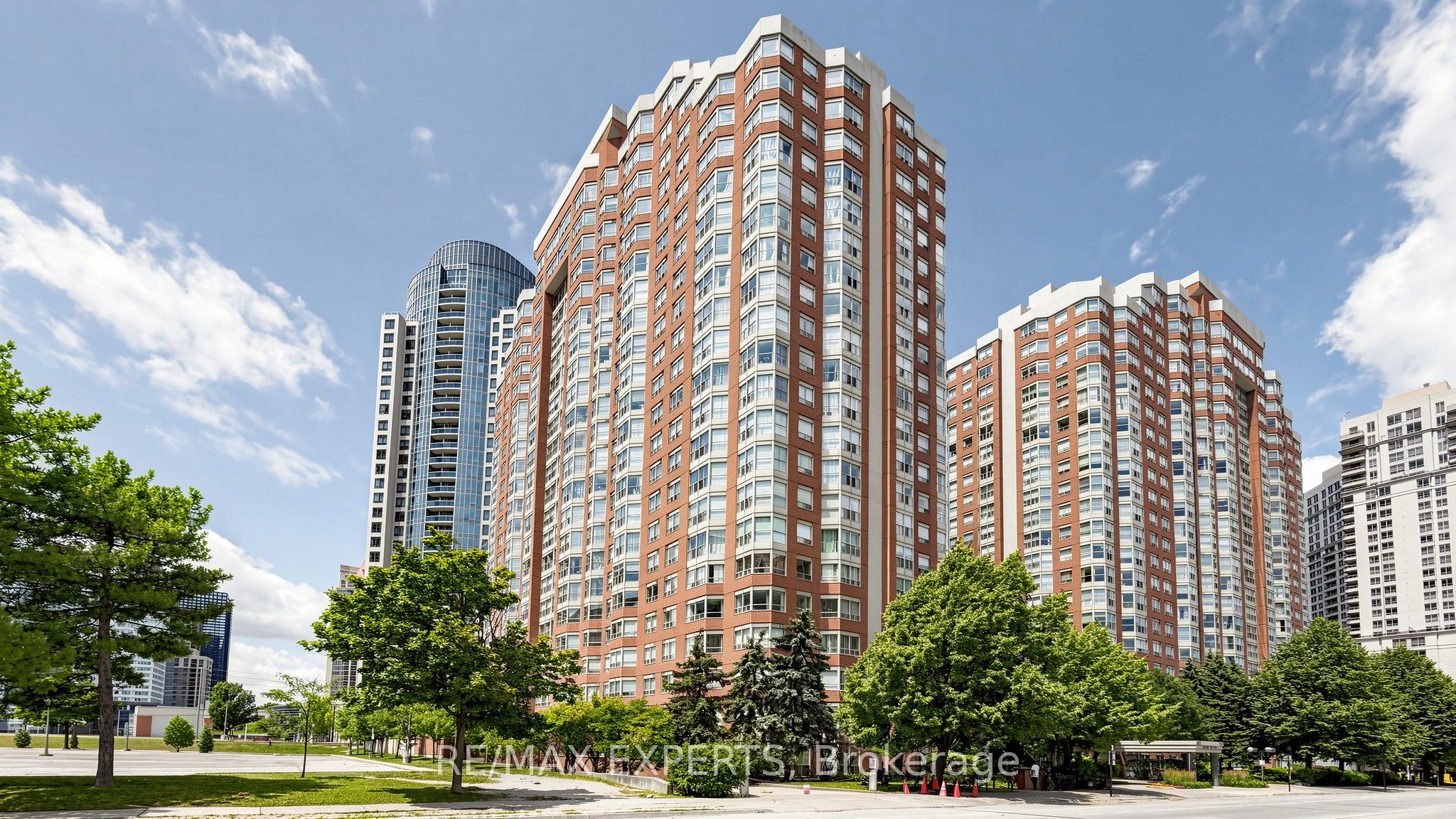 325 Webb Drive 2003, Mississauga, ON L5B 3Z9
