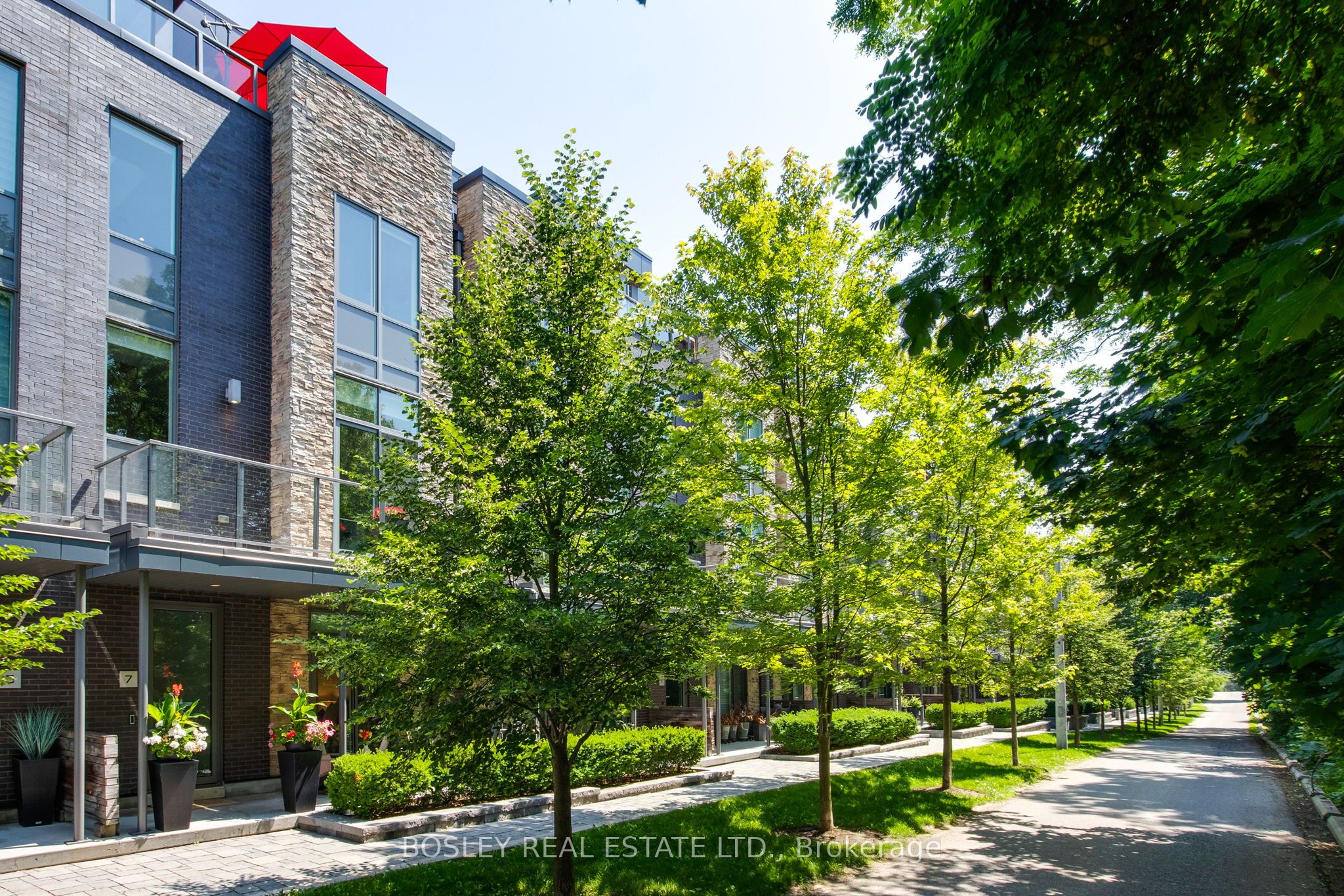 7 Godfrey's Lane, Mississauga, ON L5H 2T1 photo 2