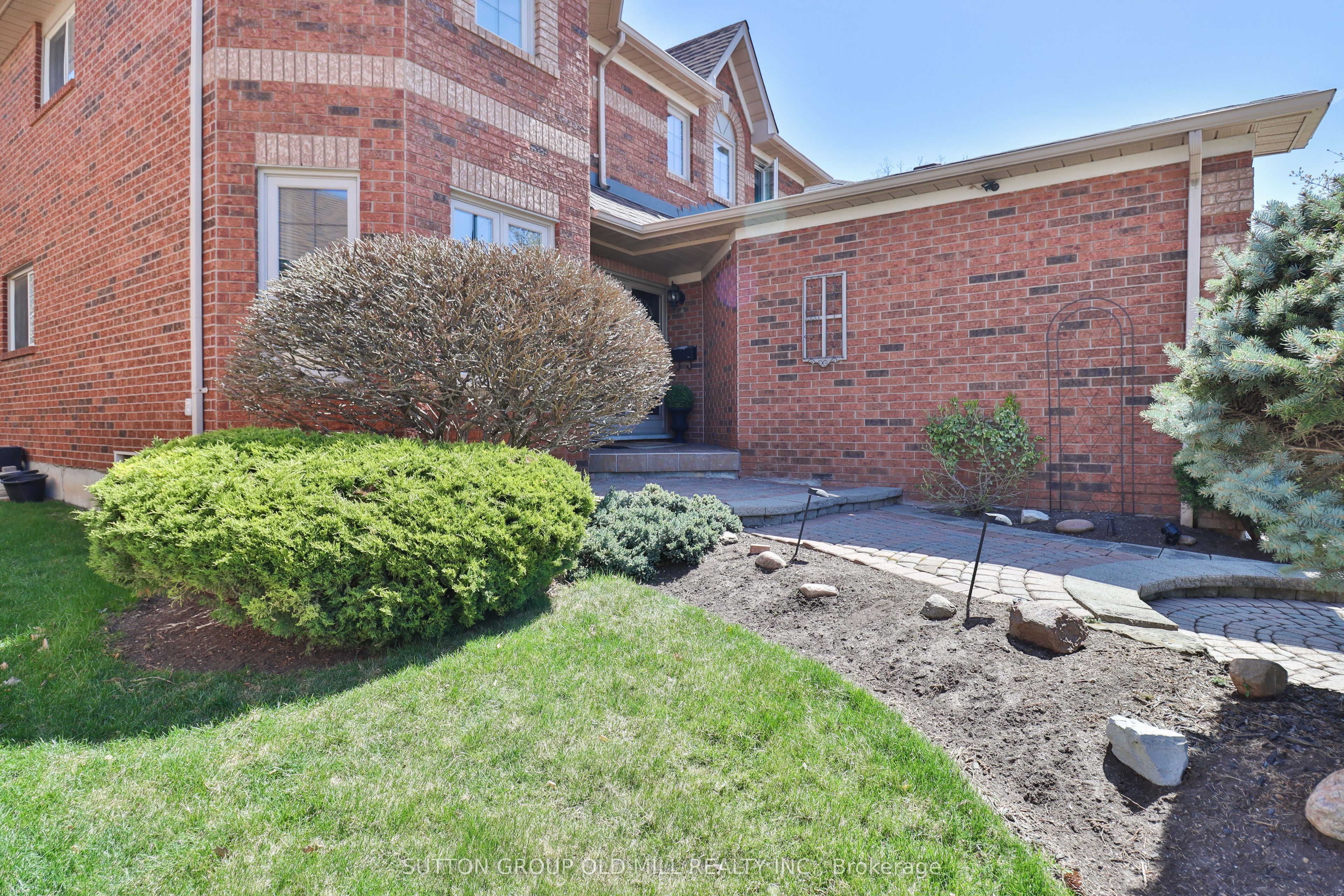 6835 Forest Park Drive, Mississauga, ON L5N 6X5 photo 2