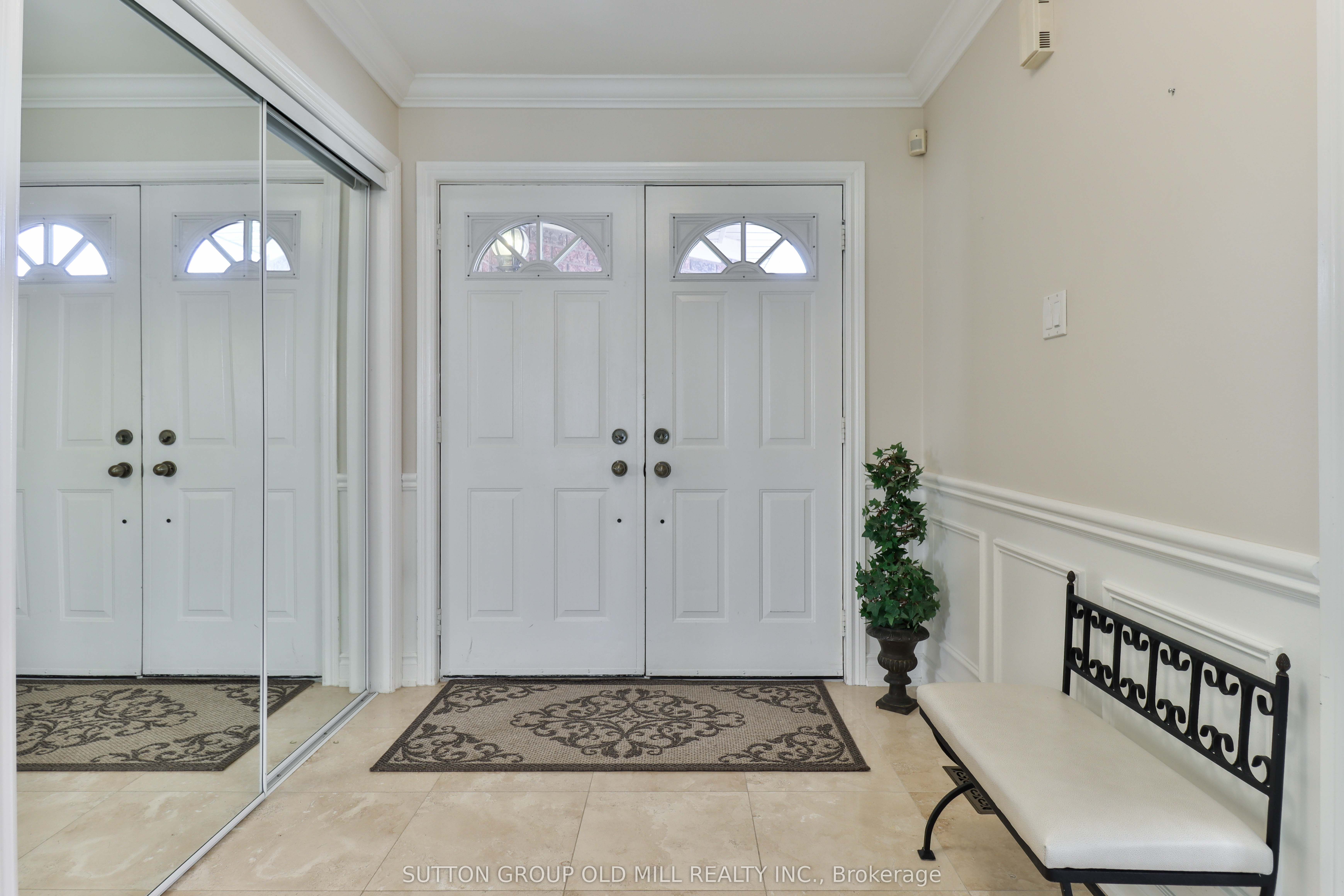 6835 Forest Park Drive, Mississauga, ON L5N 6X5 photo 3