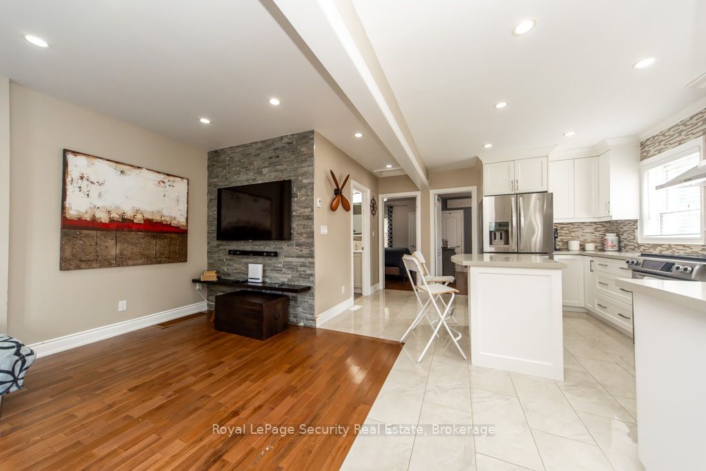 569 McRoberts Avenue, Toronto, ON M6E 4R5 photo 2