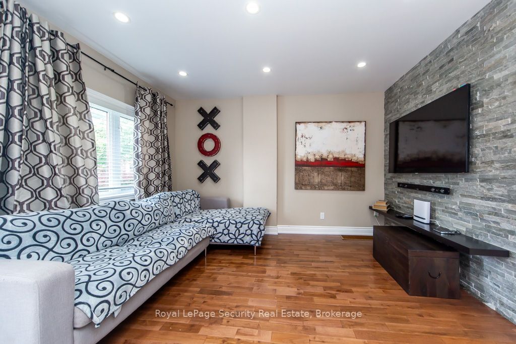 569 McRoberts Avenue, Toronto, ON M6E 4R5 photo 3