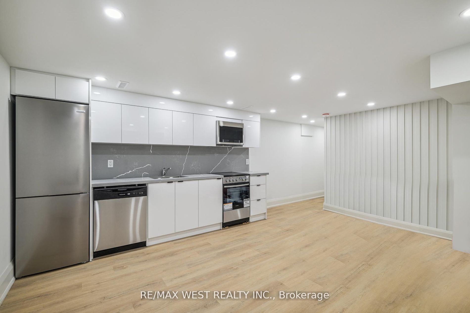 202 Perth Avenue Lower, Toronto, ON M6P 3K8 photo 2