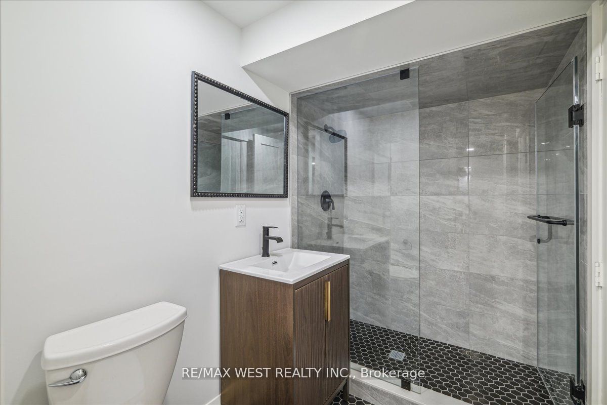 202 Perth Avenue Lower, Toronto, ON M6P 3K8 photo 3
