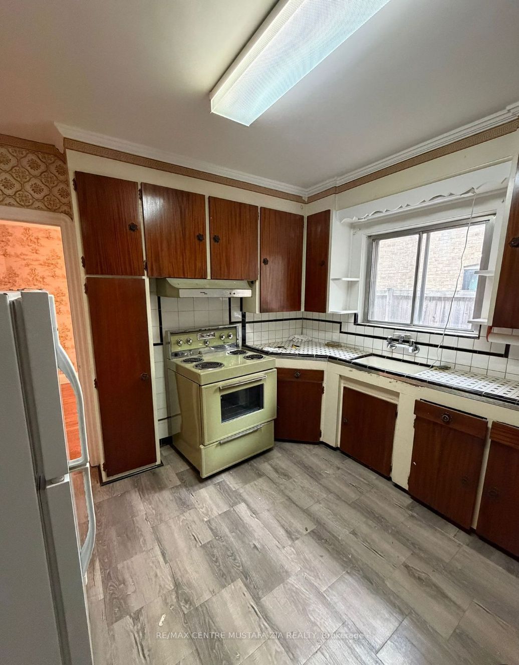 40 Ovida Avenue, Toronto, ON M9B 1E1 photo 3