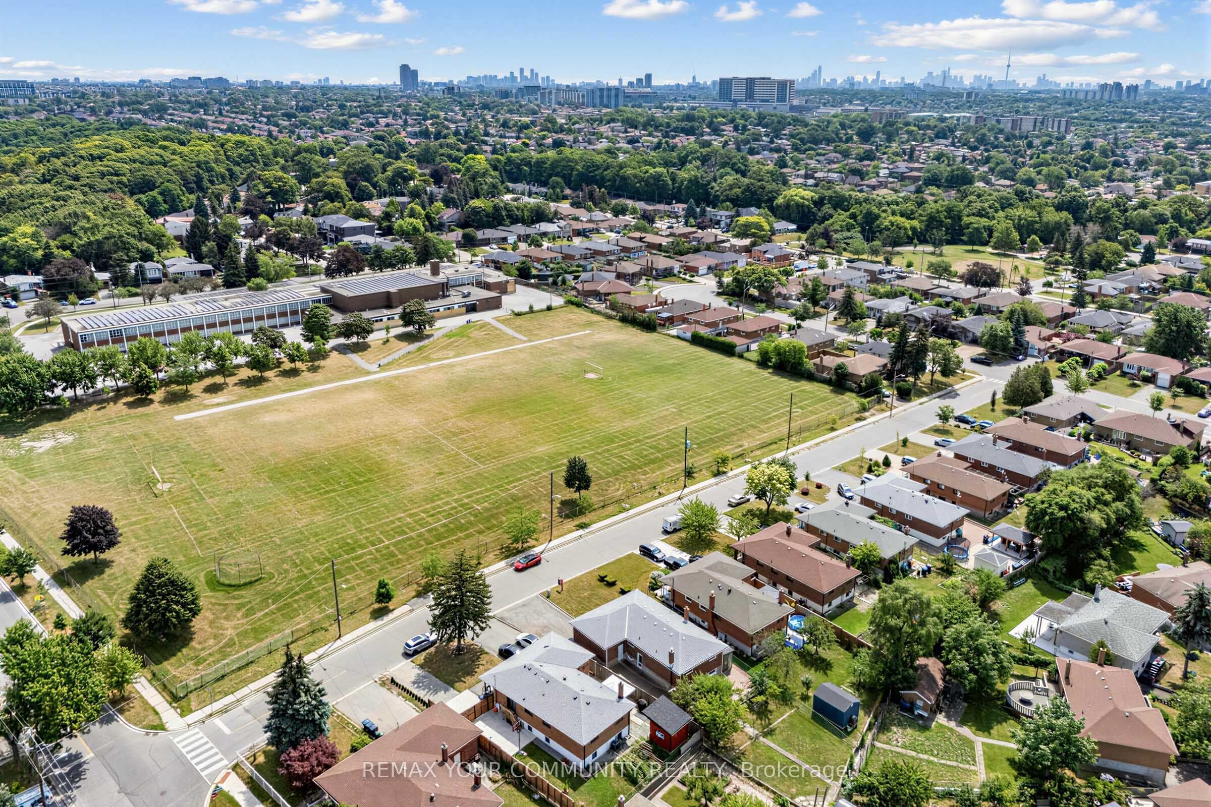 20 Linthurst Avenue, Toronto, ON M3M 1P2