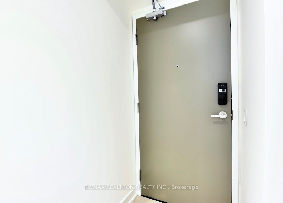 448 Burnhamthorpe Road W 811, Mississauga, ON L5B 0M3 photo 4
