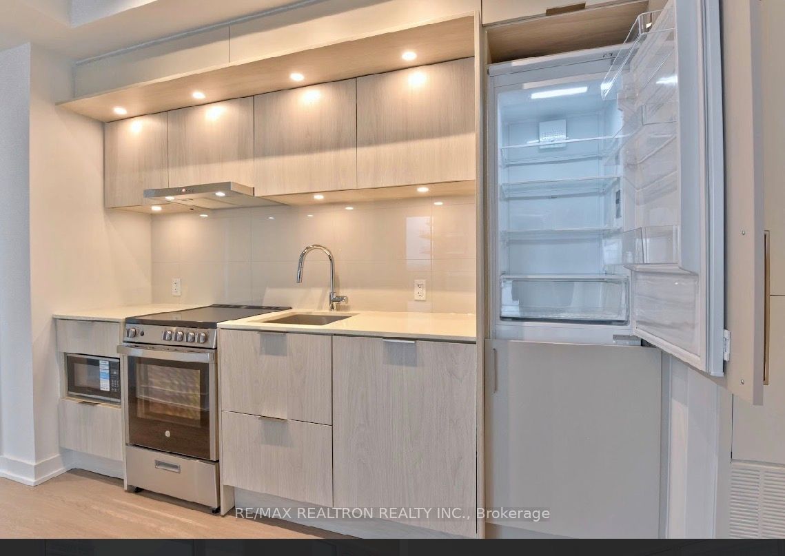 448 Burnhamthorpe Road W 811, Mississauga, ON L5B 0M3 photo 5