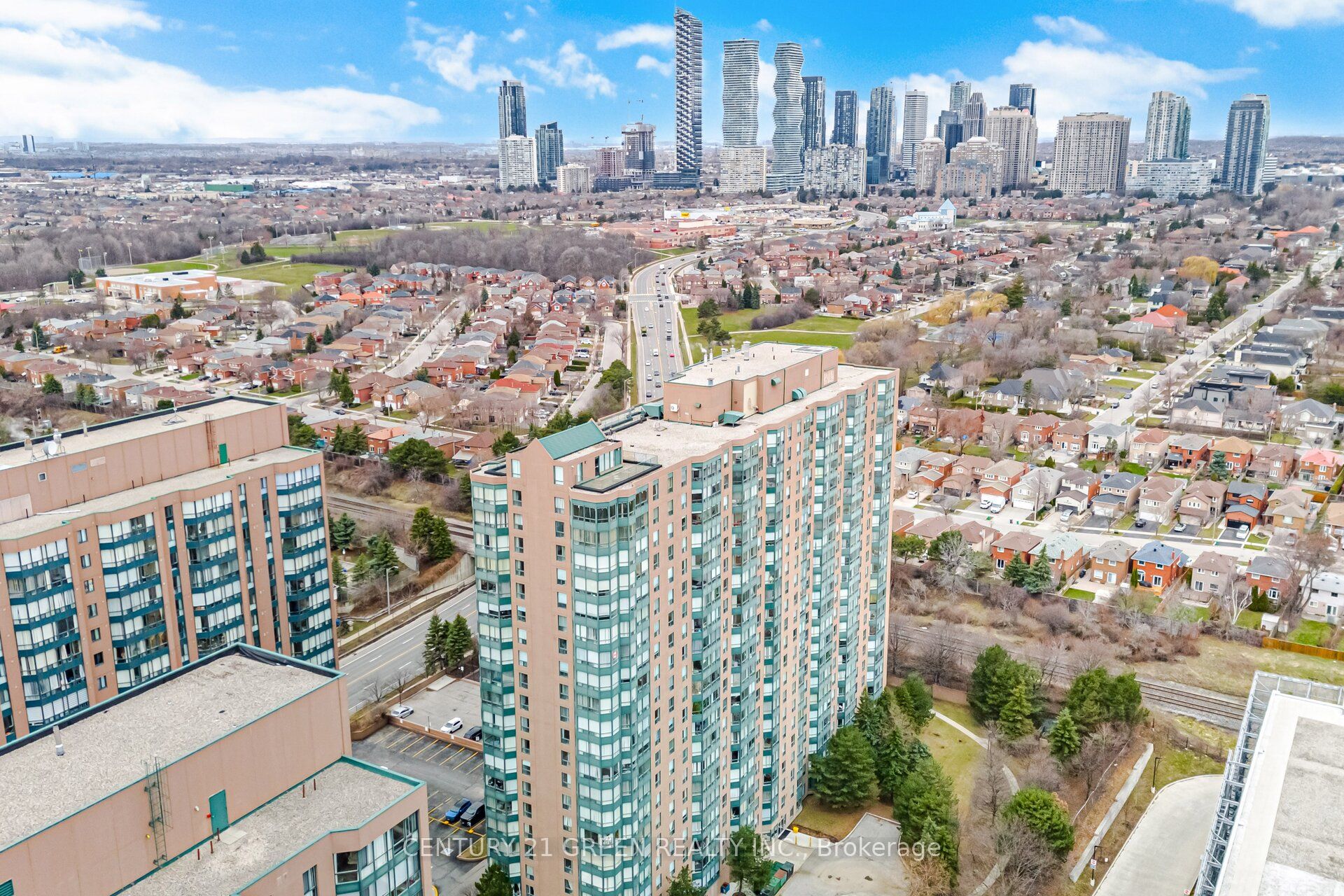 135 Hillcrest Avenue 203, Mississauga, ON L5B 4B1 photo 2
