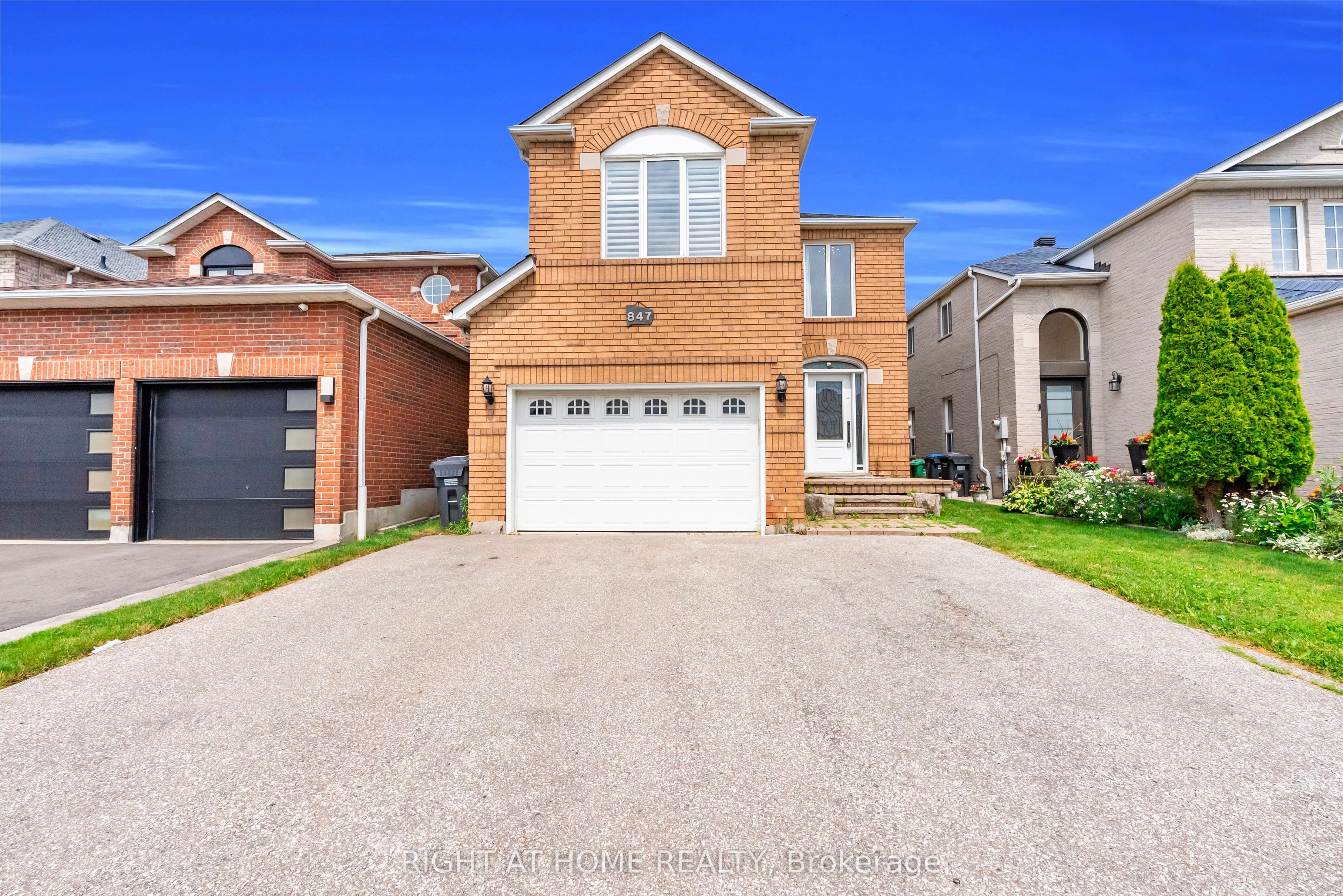 847 Stonebridge Avenue, Mississauga, ON L5V 2L1 photo 2