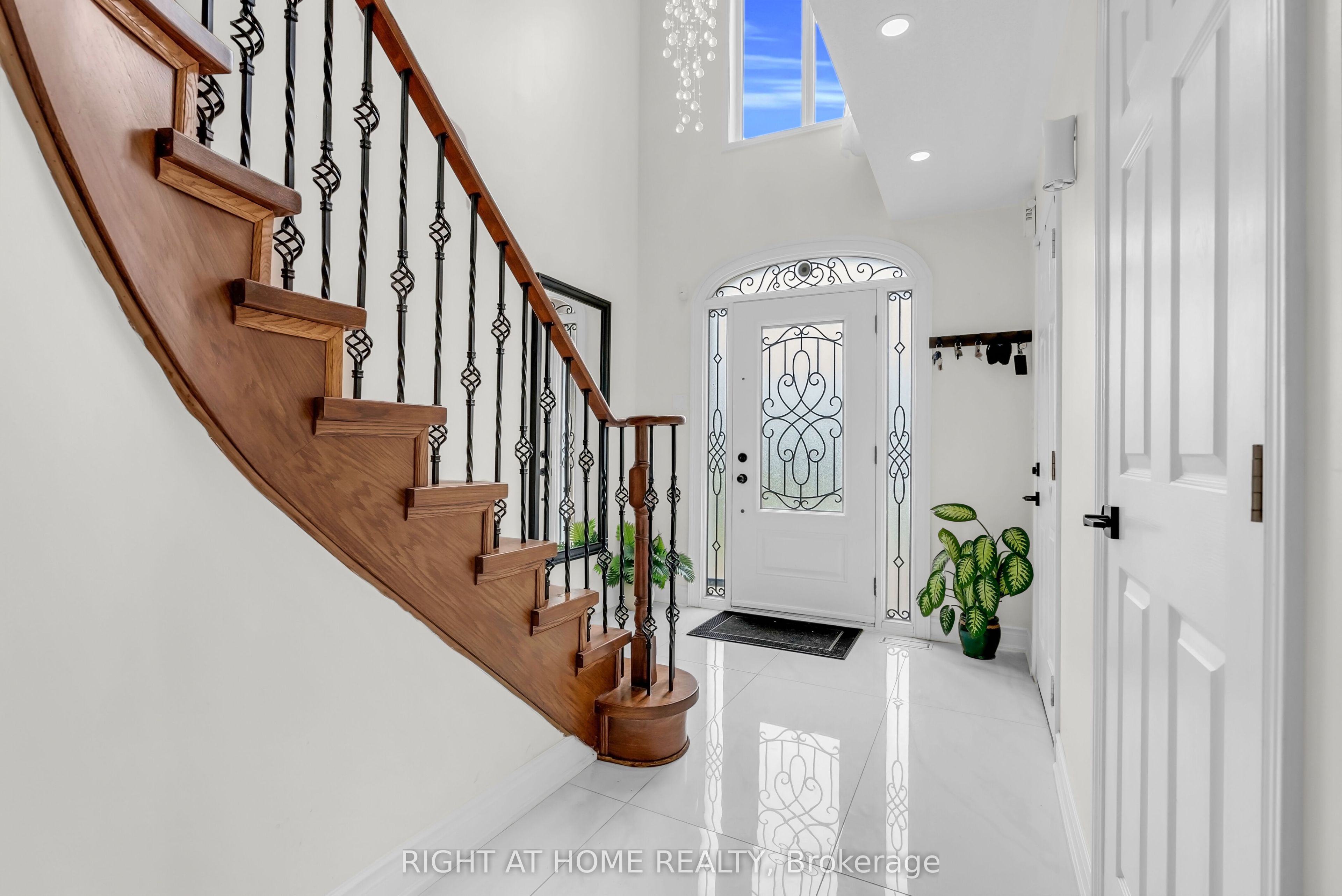 847 Stonebridge Avenue, Mississauga, ON L5V 2L1 photo 5