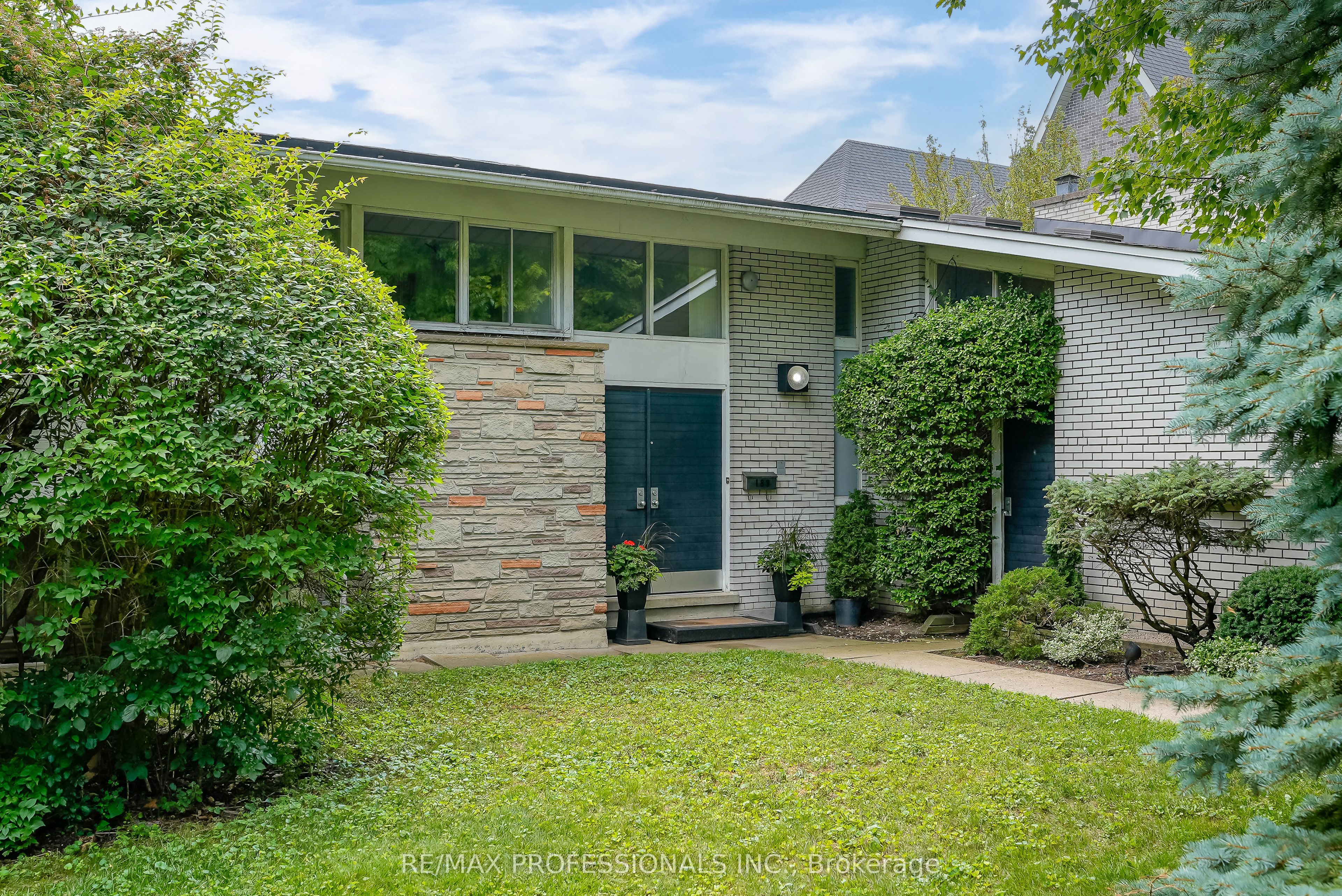 189 Edenbridge Drive, Toronto, ON M9A 3G7 photo 2