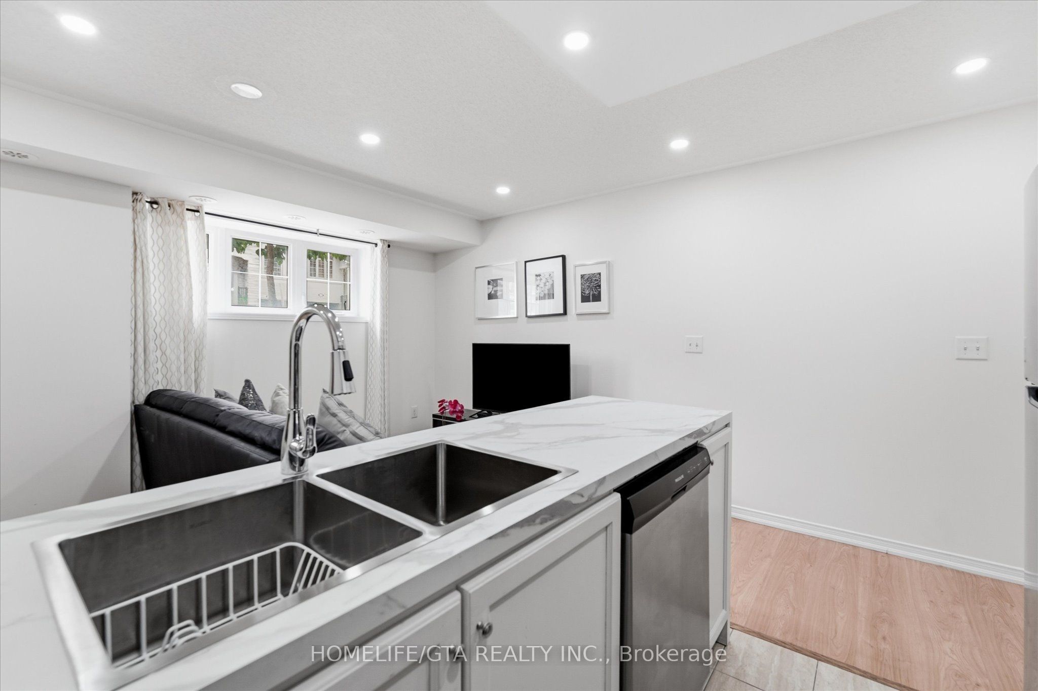157 Isaac Devins Boulevard 3, Toronto, ON M9M 0C5 photo 2