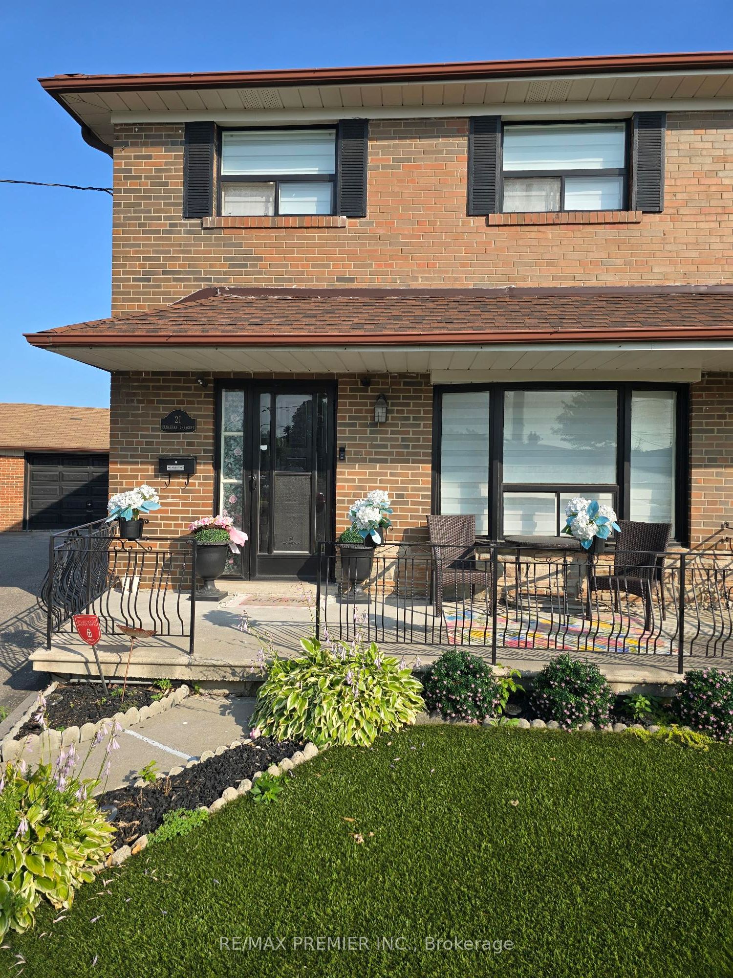 21 Elnathan Crescent Main, Toronto, ON M9L 2G2