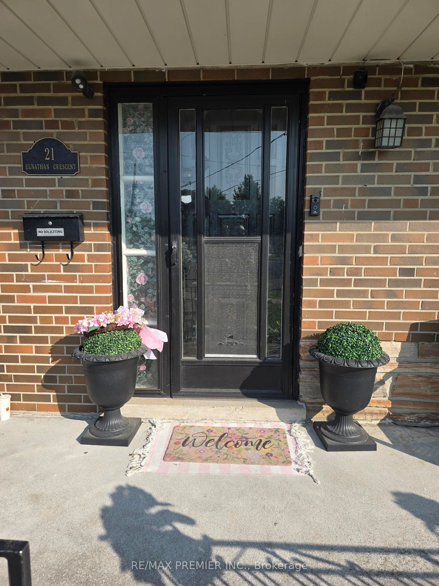 21 Elnathan Crescent Main, Toronto, ON M9L 2G2 photo 2
