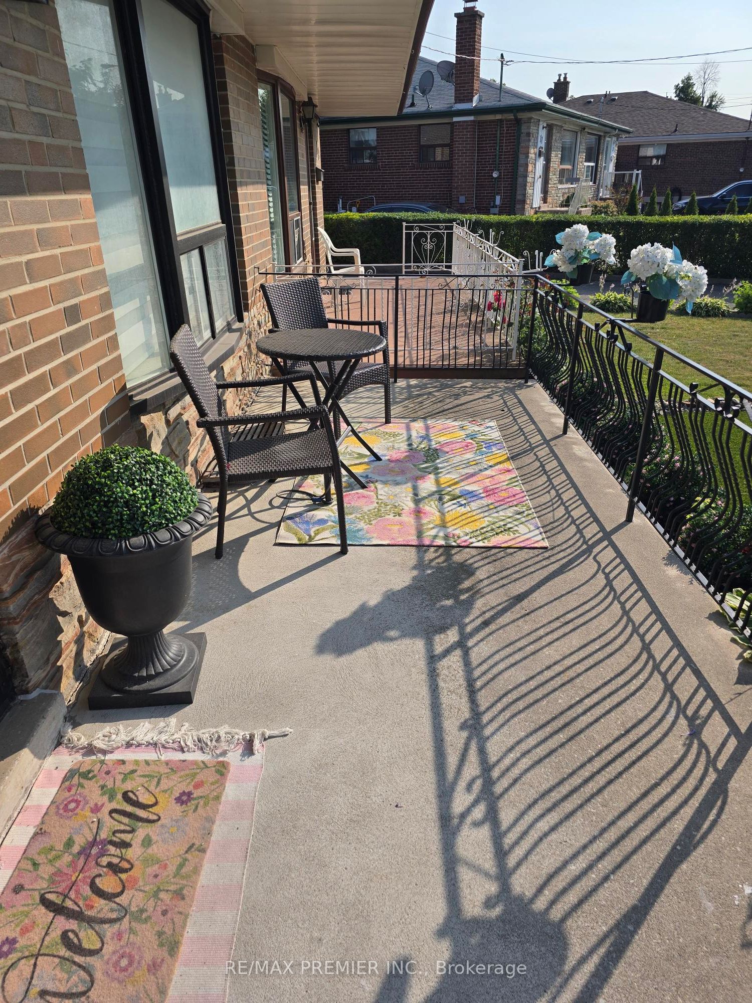 21 Elnathan Crescent Main, Toronto, ON M9L 2G2 photo 3