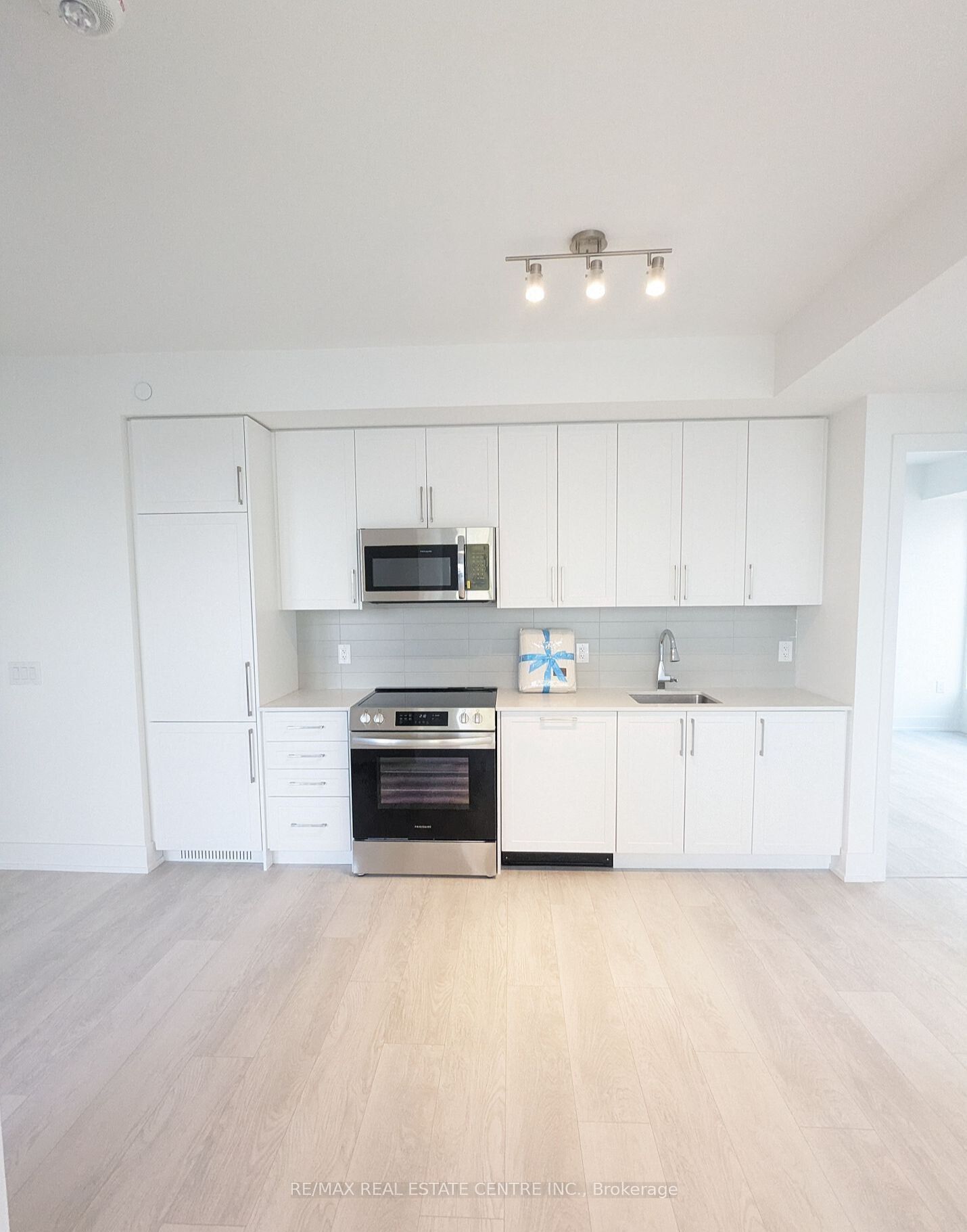 2450 Old Bronte Road 409, Oakville, ON L6M 5P6 photo 3