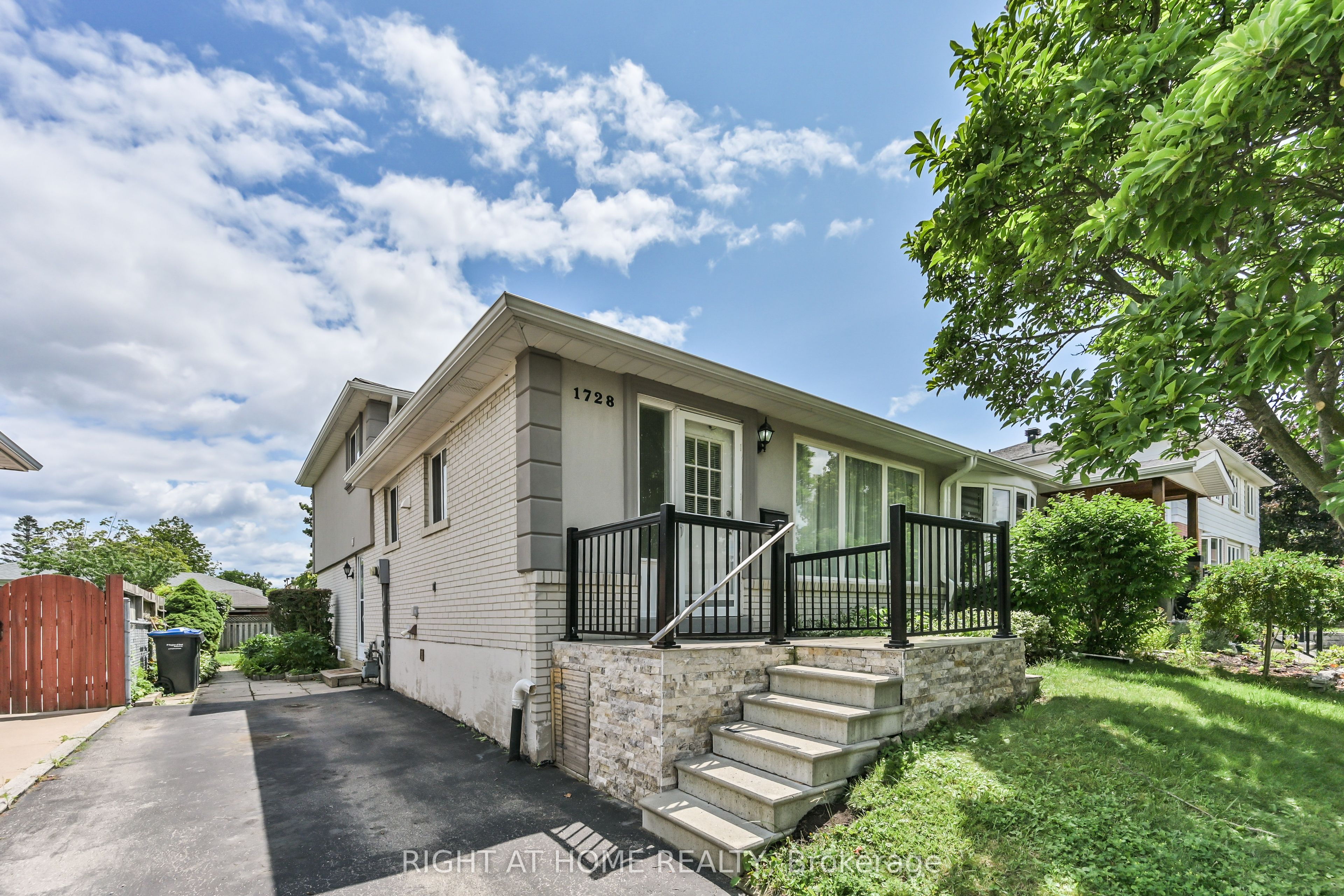 1728 Pickmere Court, Mississauga, ON L4X 1Z4 photo 2
