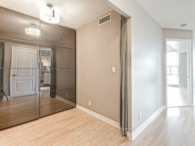 1 Elm Drive 1801, Mississauga, ON L5B 4M1 photo 3