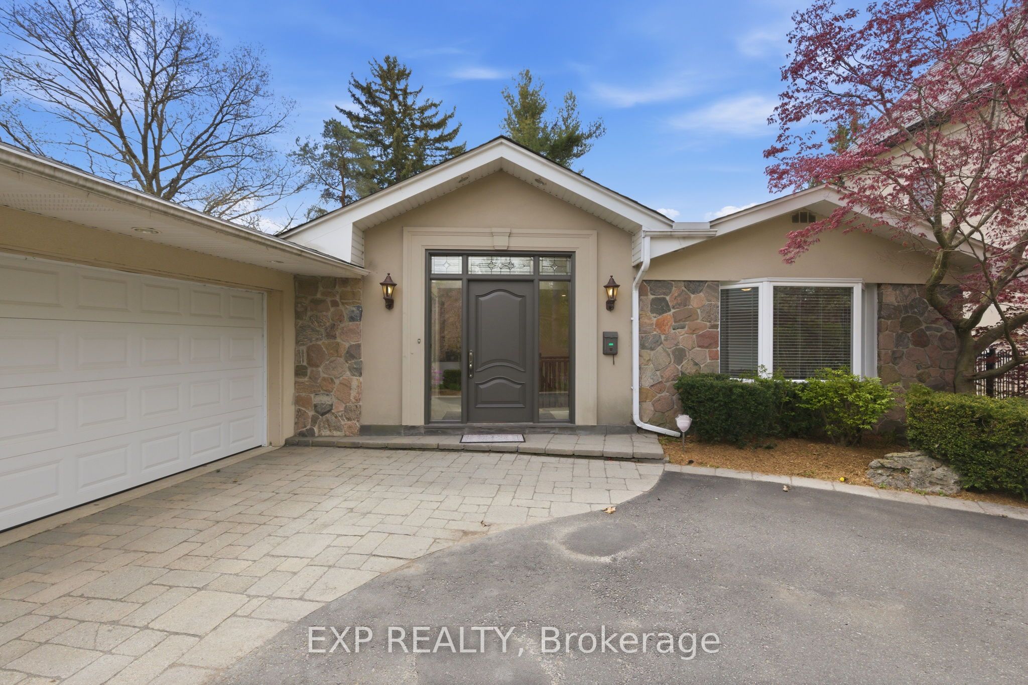 2076 Autumn Breeze Drive S, Mississauga, ON L5B 1R4 photo 2