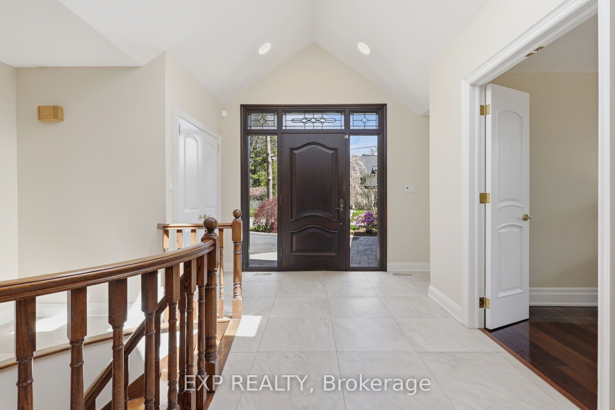 2076 Autumn Breeze Drive S, Mississauga, ON L5B 1R4 photo 4