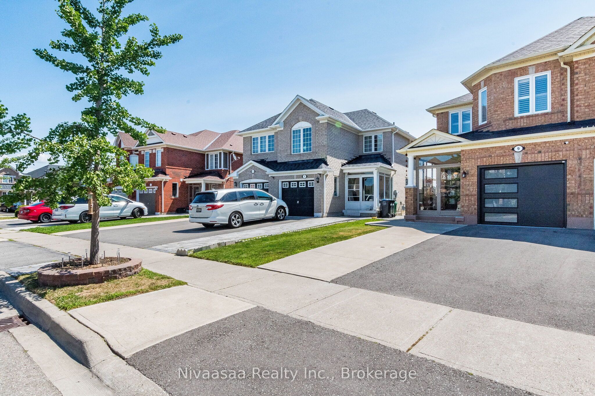 9 Parisian Road, Brampton, ON L6P 2T1