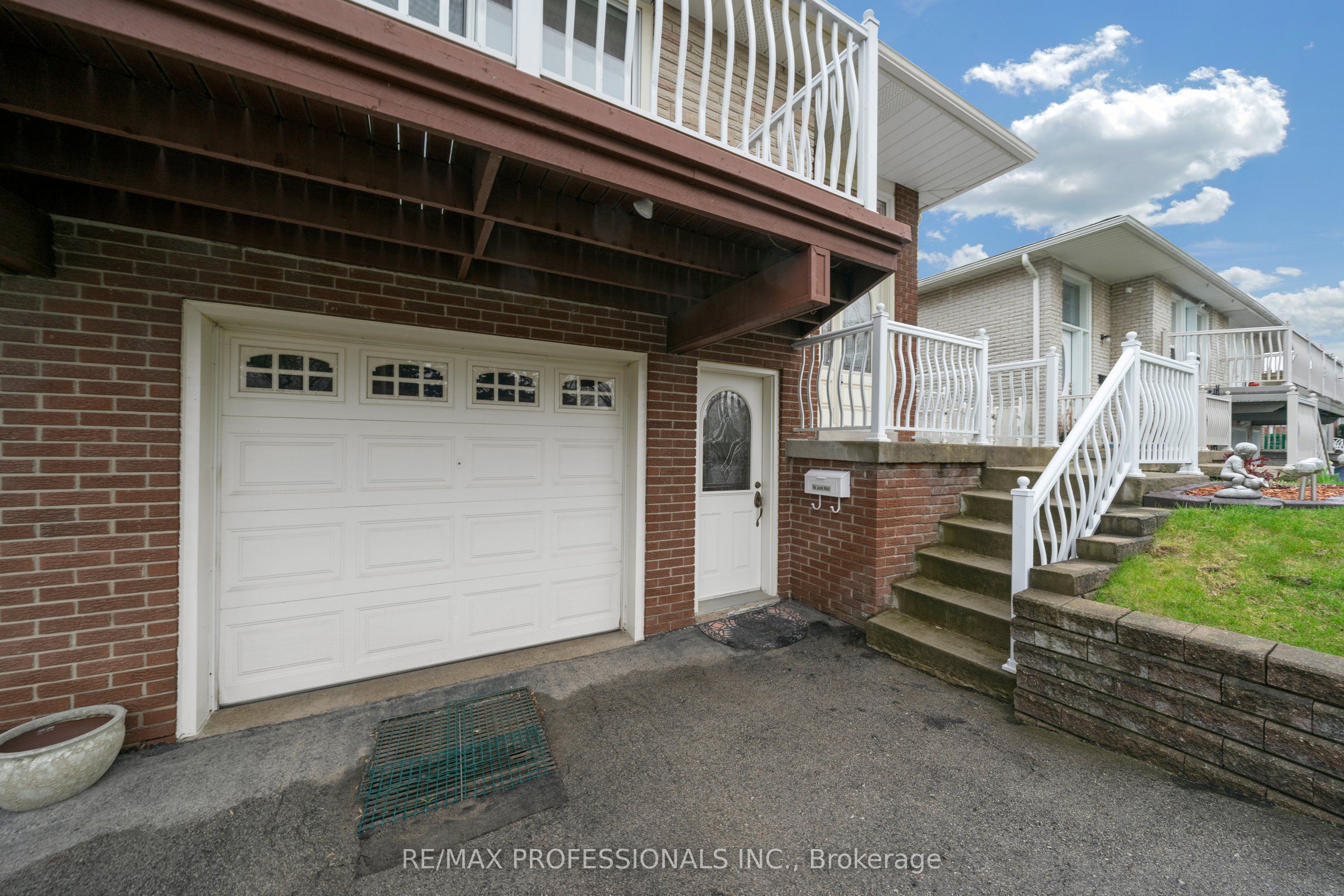 1877 Silverberry Crescent, Mississauga, ON L5J 1C8 photo 2