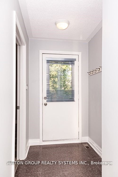 27 Indian Grove, Toronto, ON M6R 2Y1 photo 4