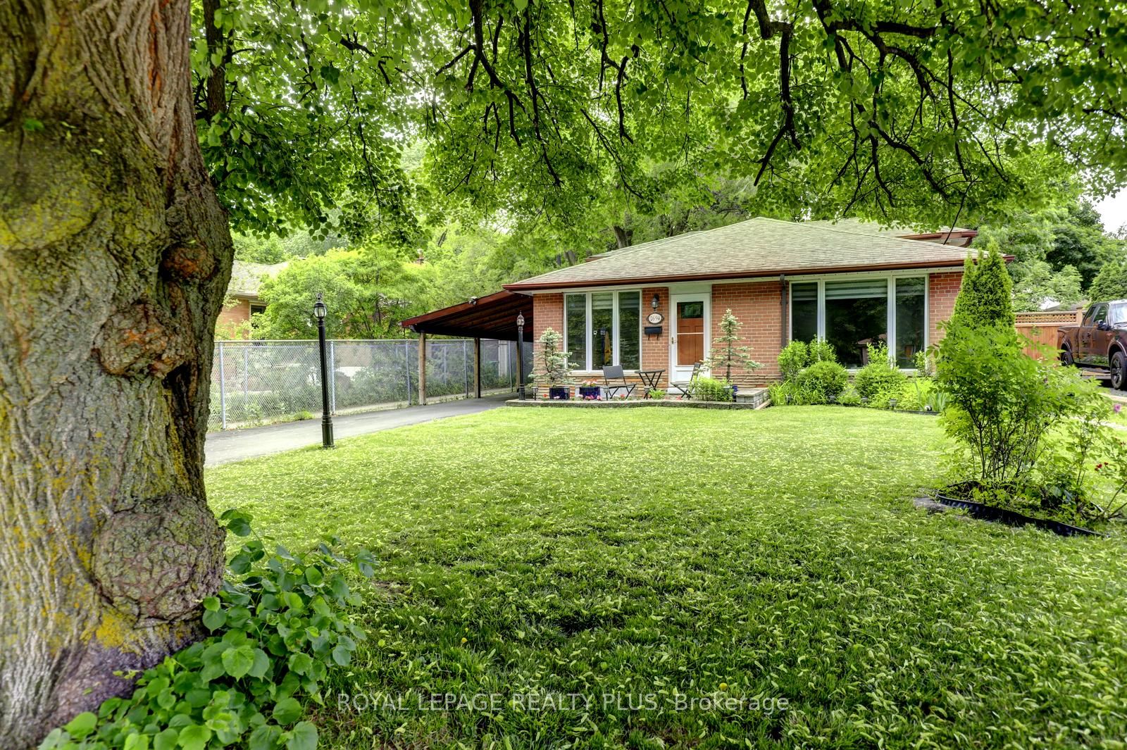 2694 Truscott Drive, Mississauga, ON L5J 2B7 photo 2