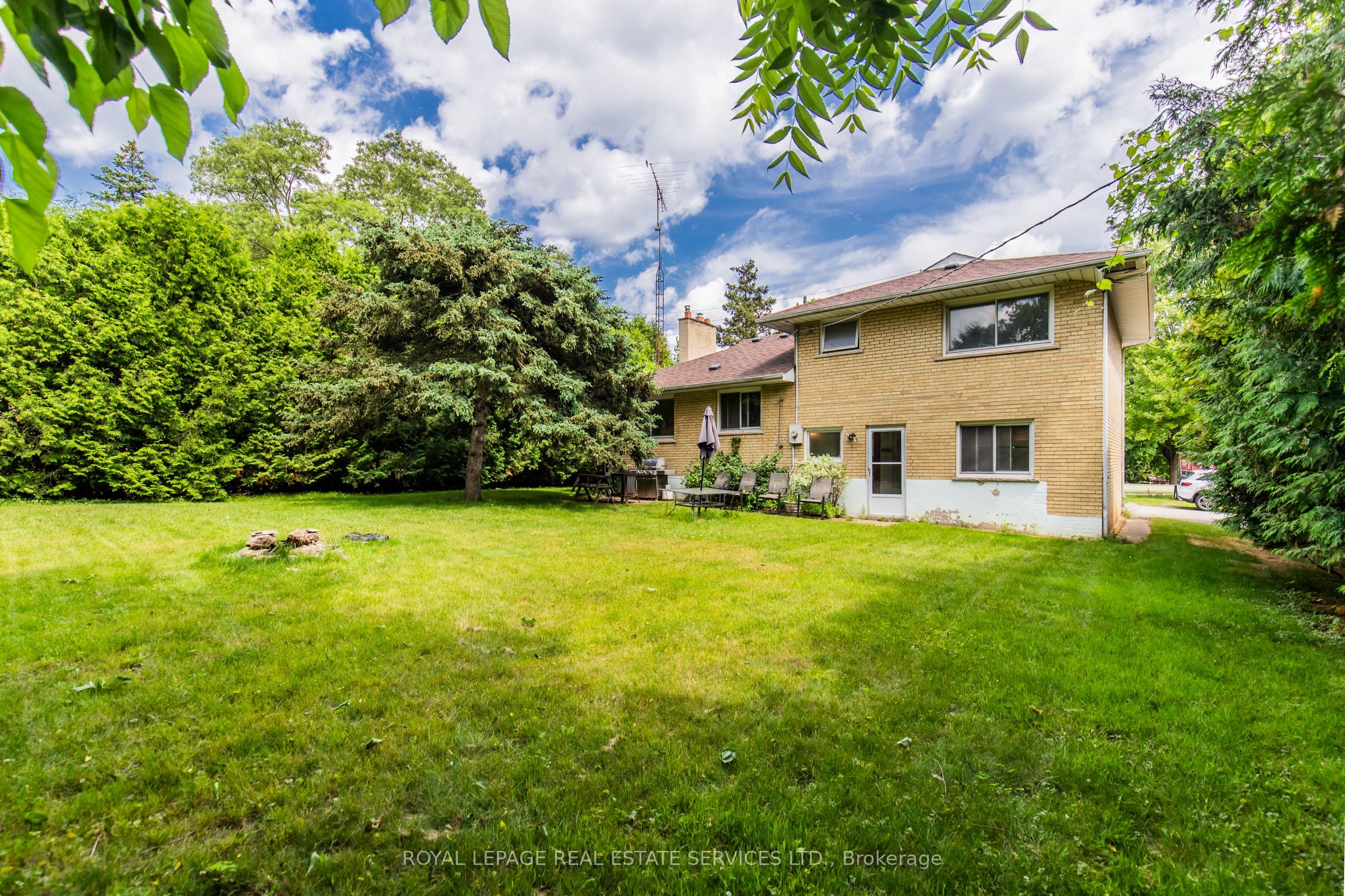 227 Lakeshore Road W Unit #2, Oakville, ON L6K 1E9 photo 2