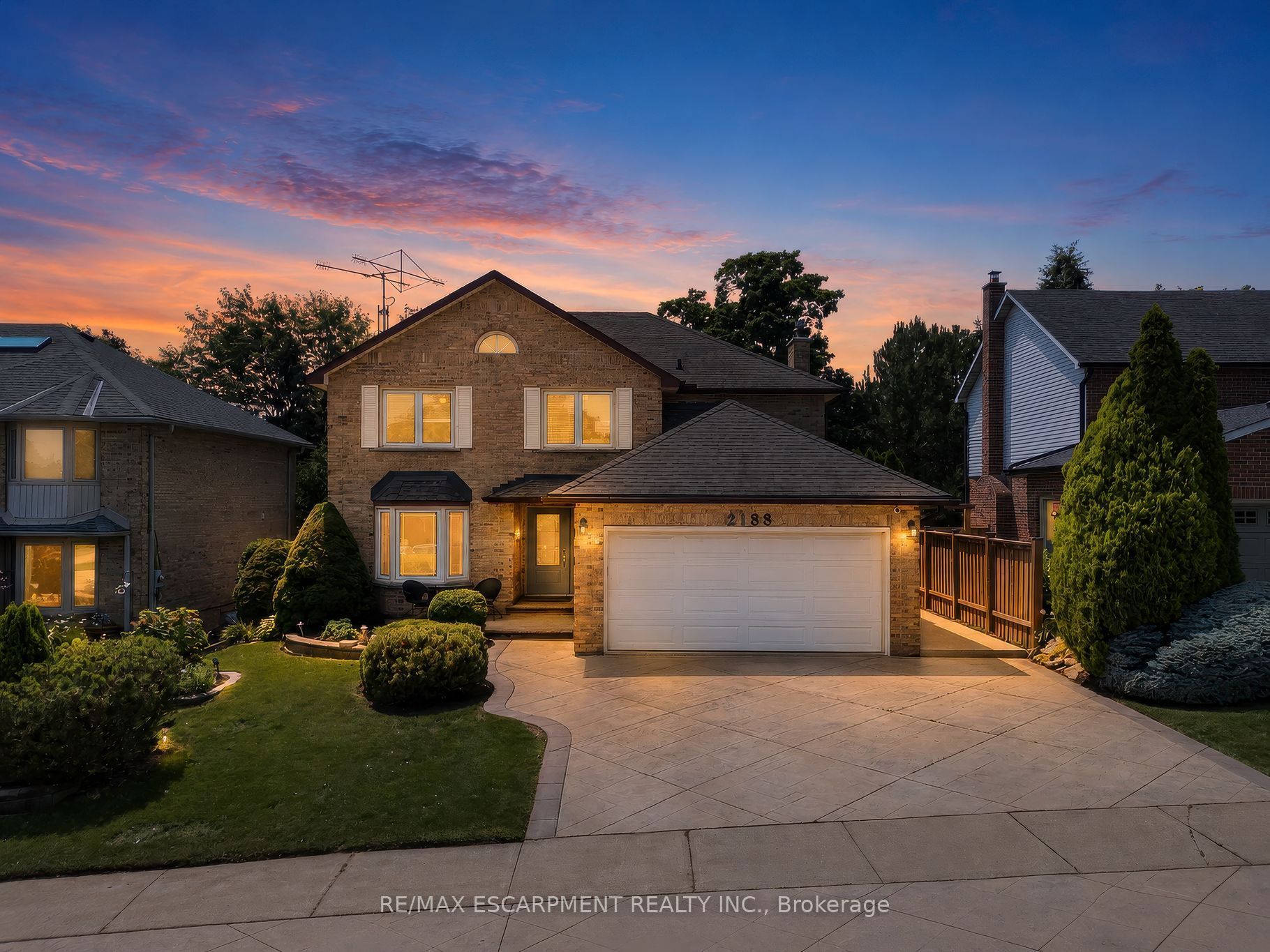 2188 BADER Crescent, Burlington, ON L7P 4N6