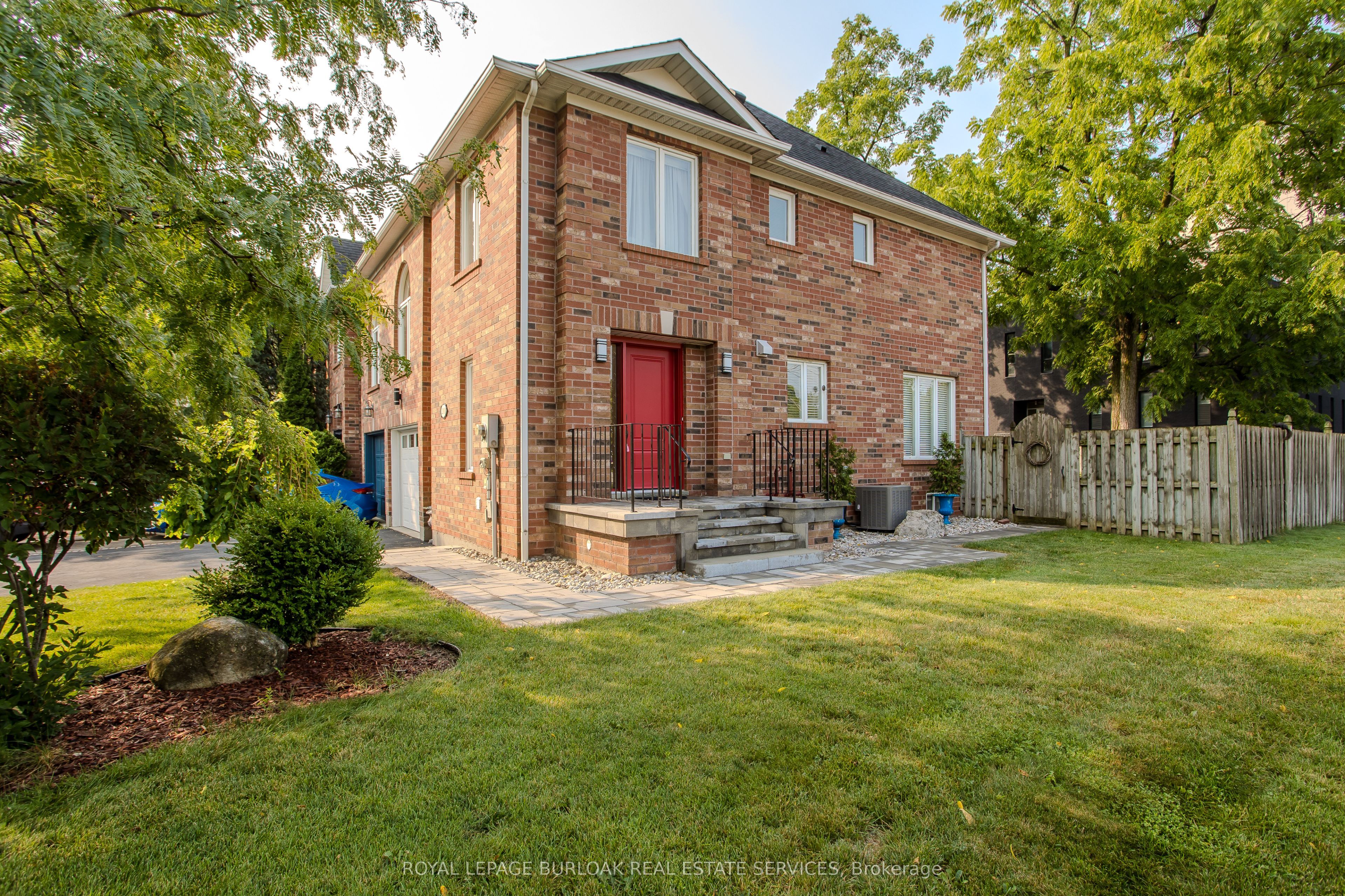 2010 Grovetree Lane, Burlington, ON L7R 4V4