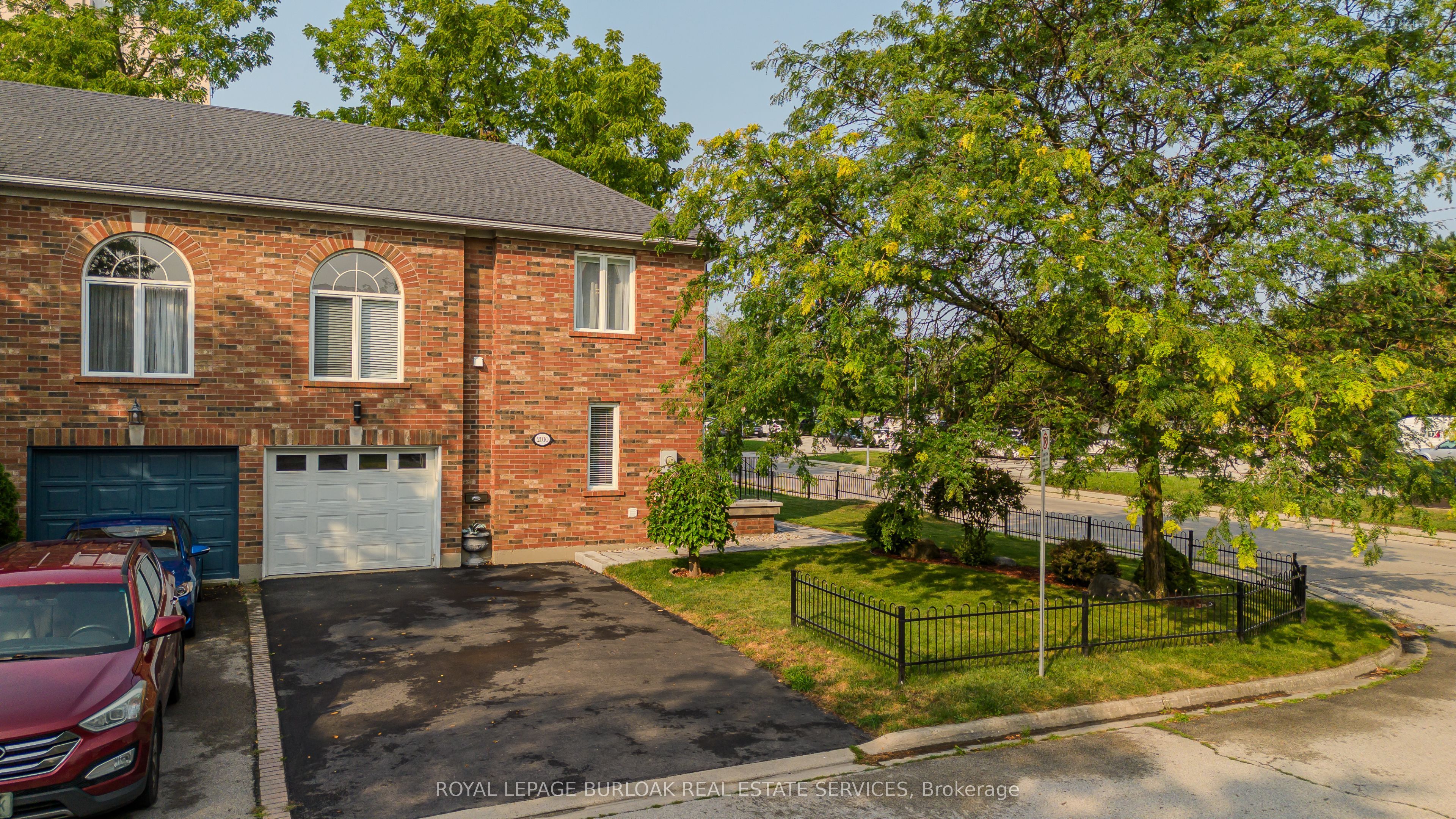 2010 Grovetree Lane, Burlington, ON L7R 4V4 photo 2
