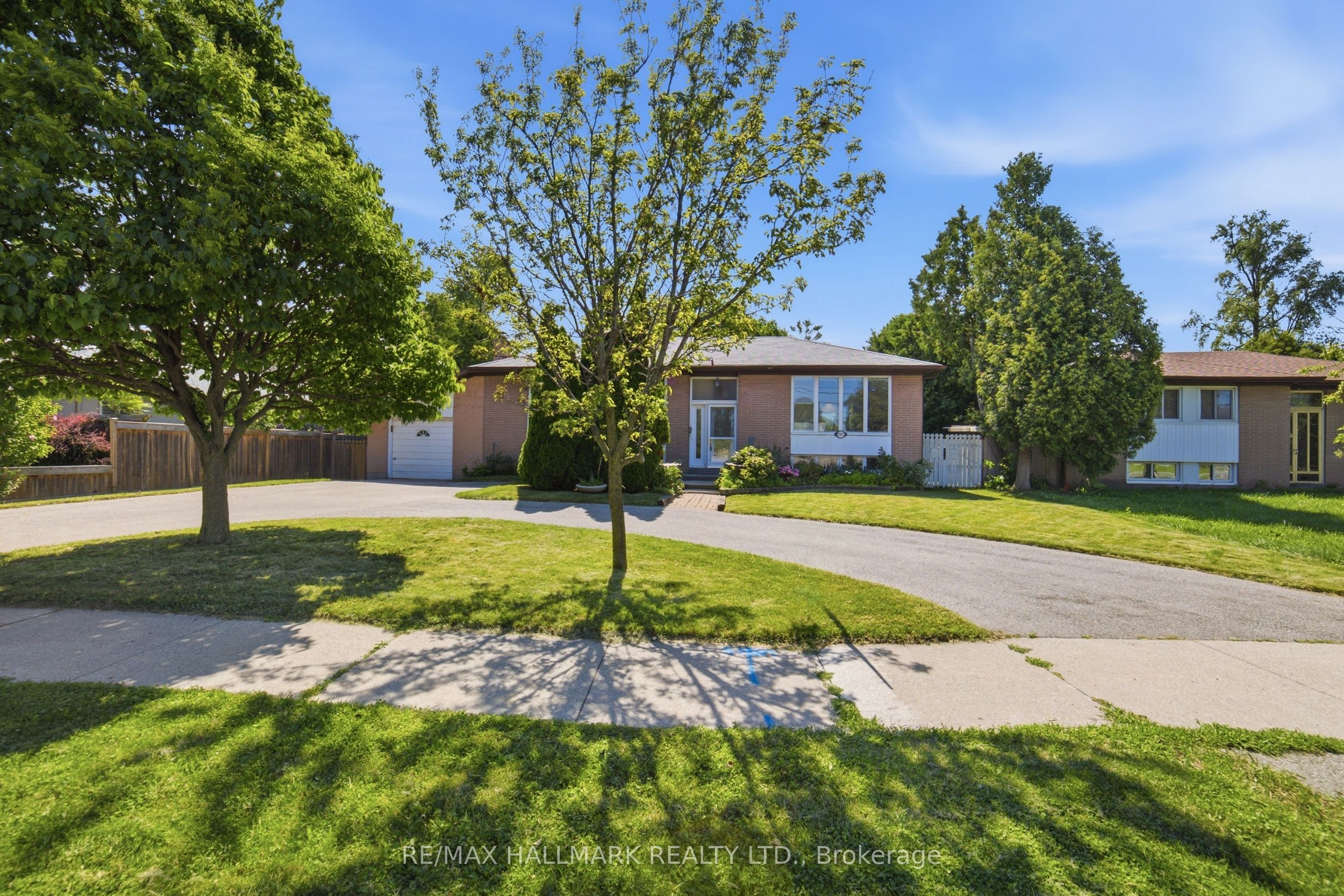 1392 Rebecca Street, Oakville, ON L6L 1Z5 photo 2