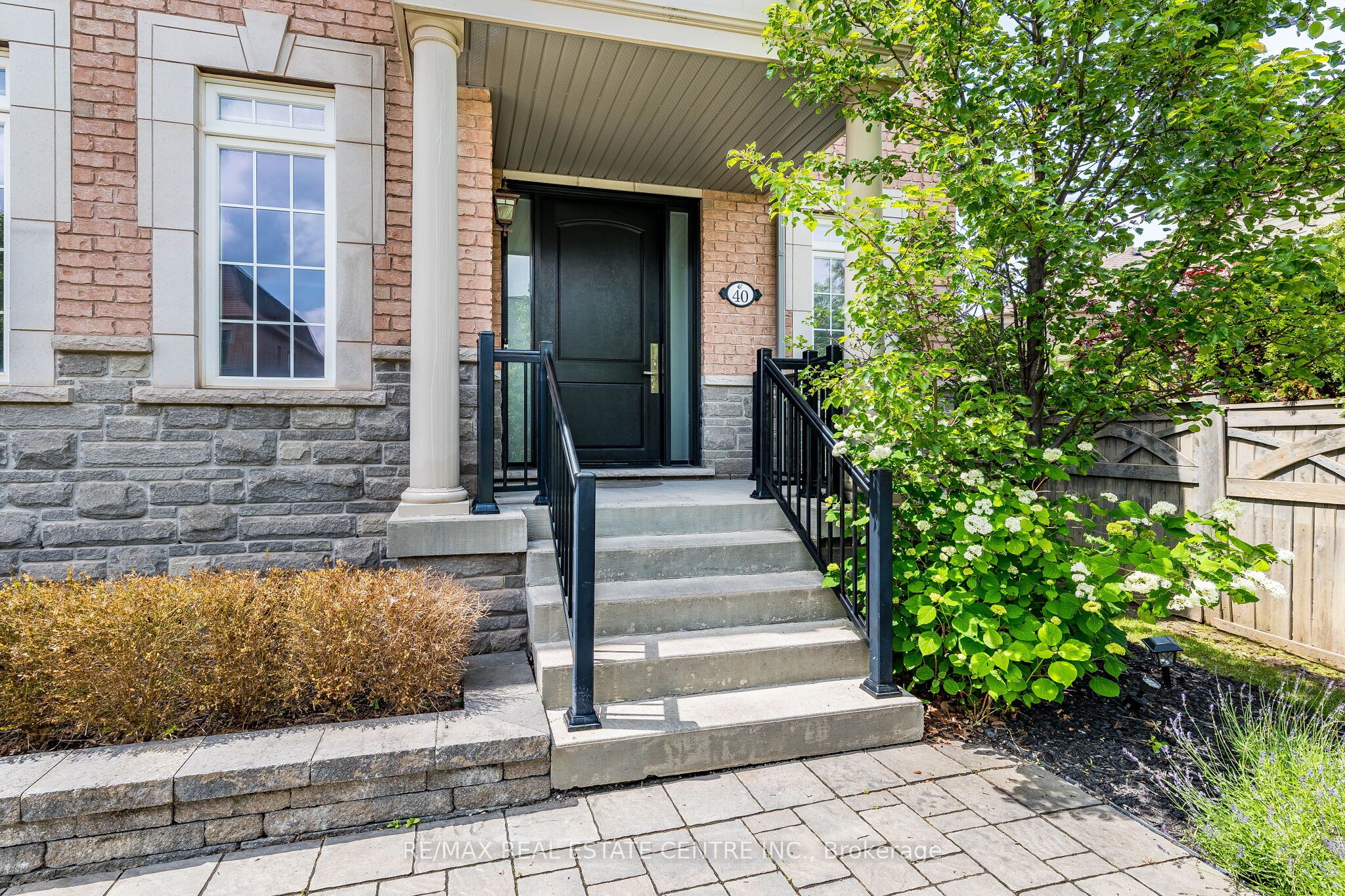 40 Cachet Court, Brampton, ON L6X 0X2 photo 2