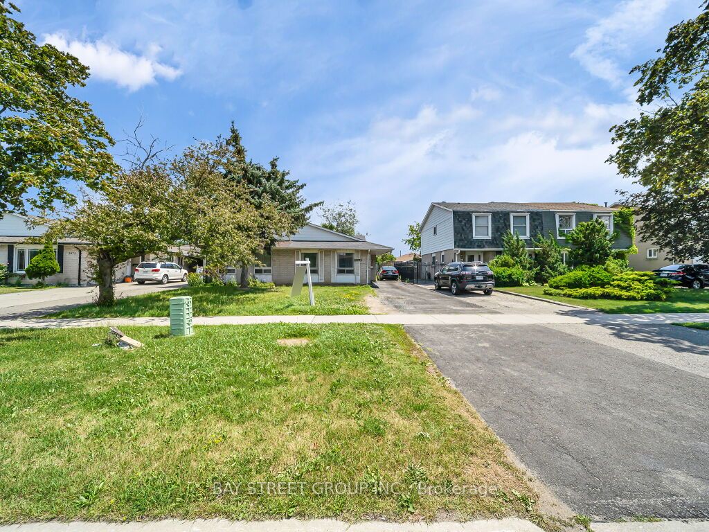 3068 Morning Star Drive, Mississauga, ON L4T 1X2 photo 3