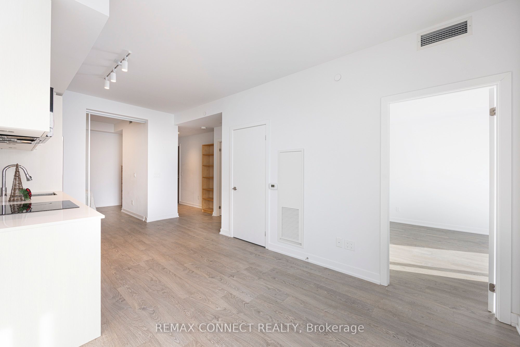1926 Lake Shore Boulevard W 2208, Toronto, ON M6S 1A1 photo 5