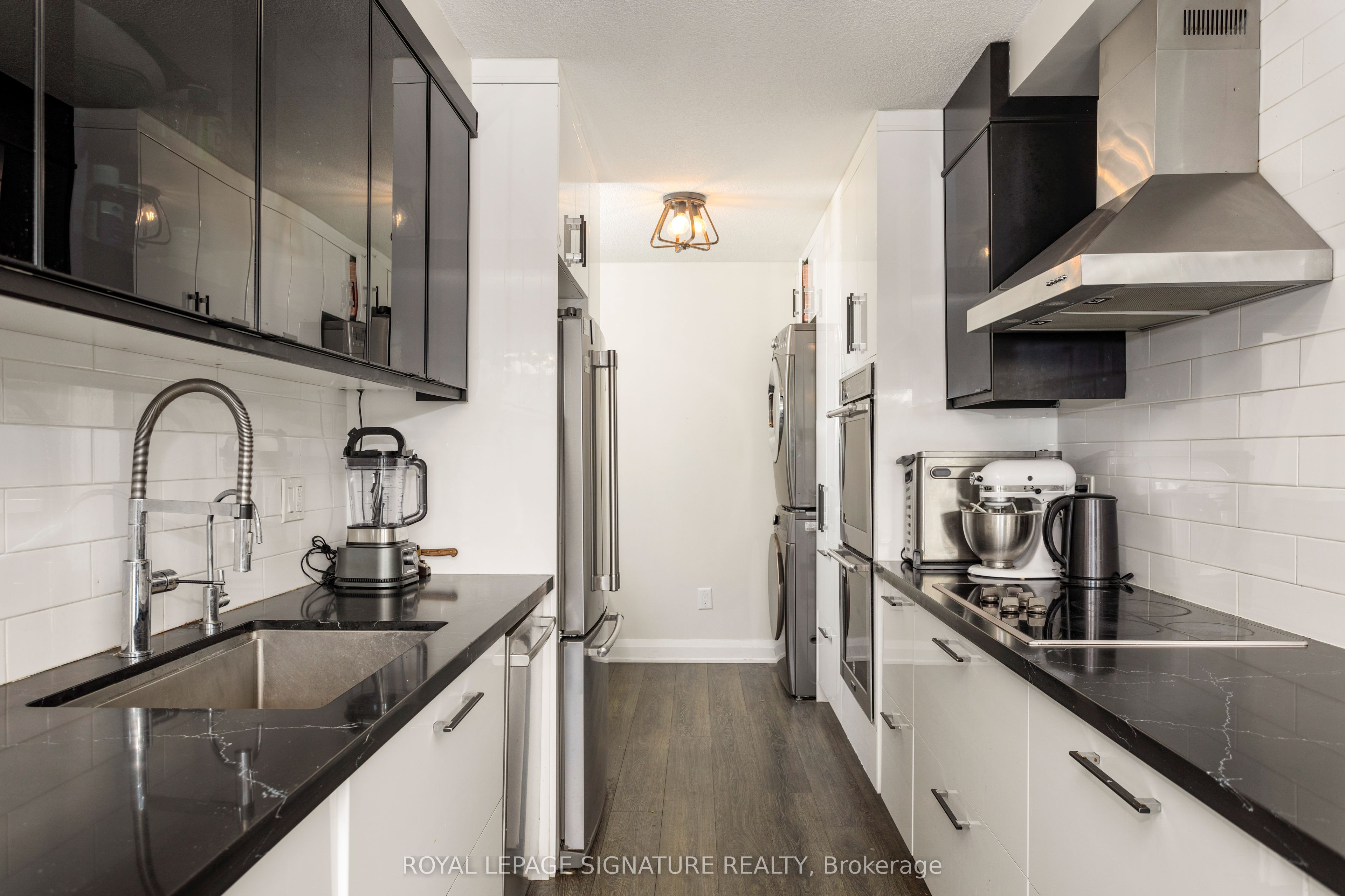 35 Ormskirk Avenue 302, Toronto, ON M6S 1B2 photo 3