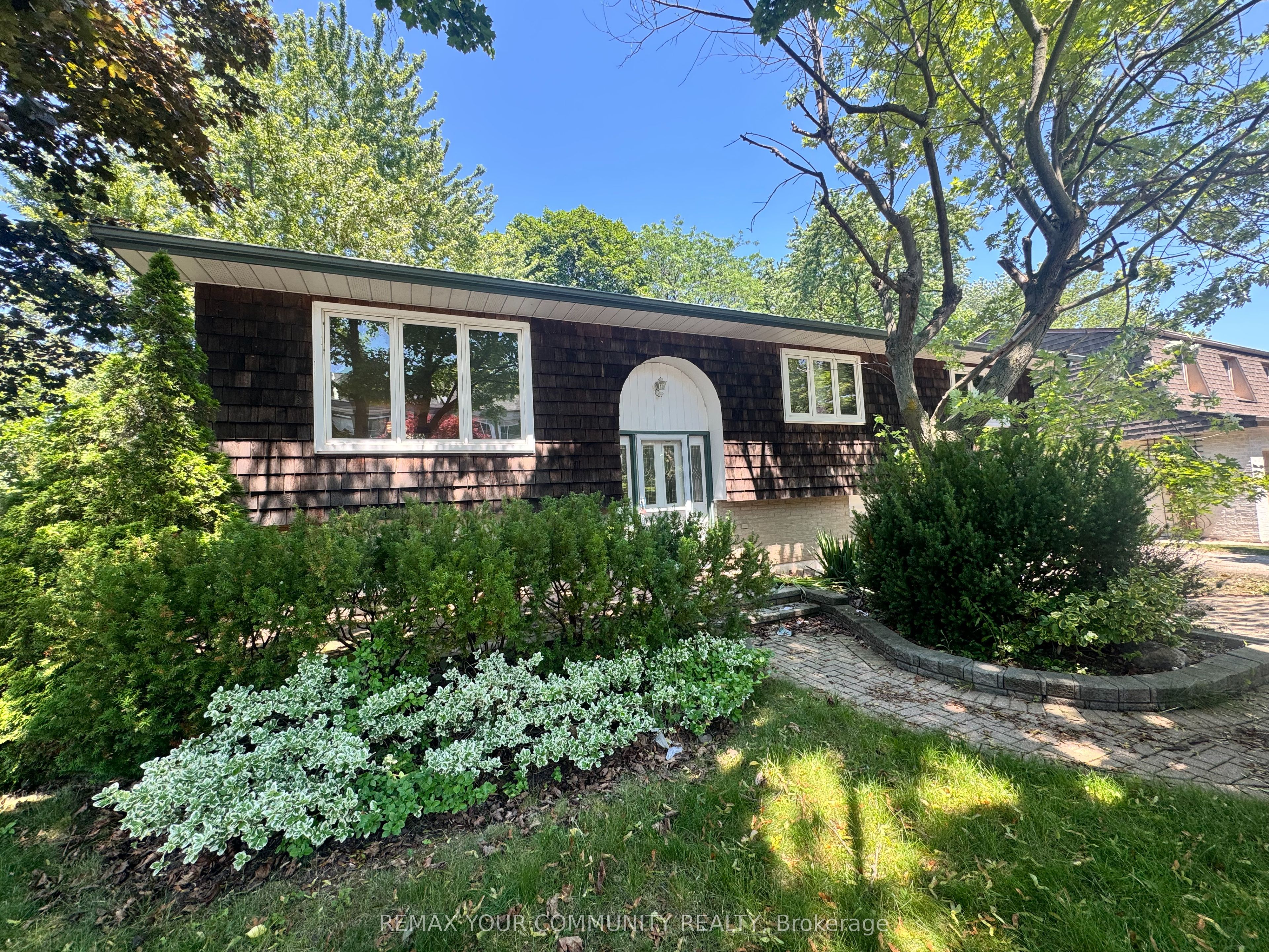 2063 Waters Edge Drive, Oakville, ON L6L 1A3 photo 2