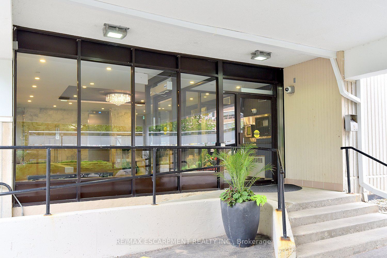 2263 Marine Drive 401, Oakville, ON L6L 5K1 photo 2