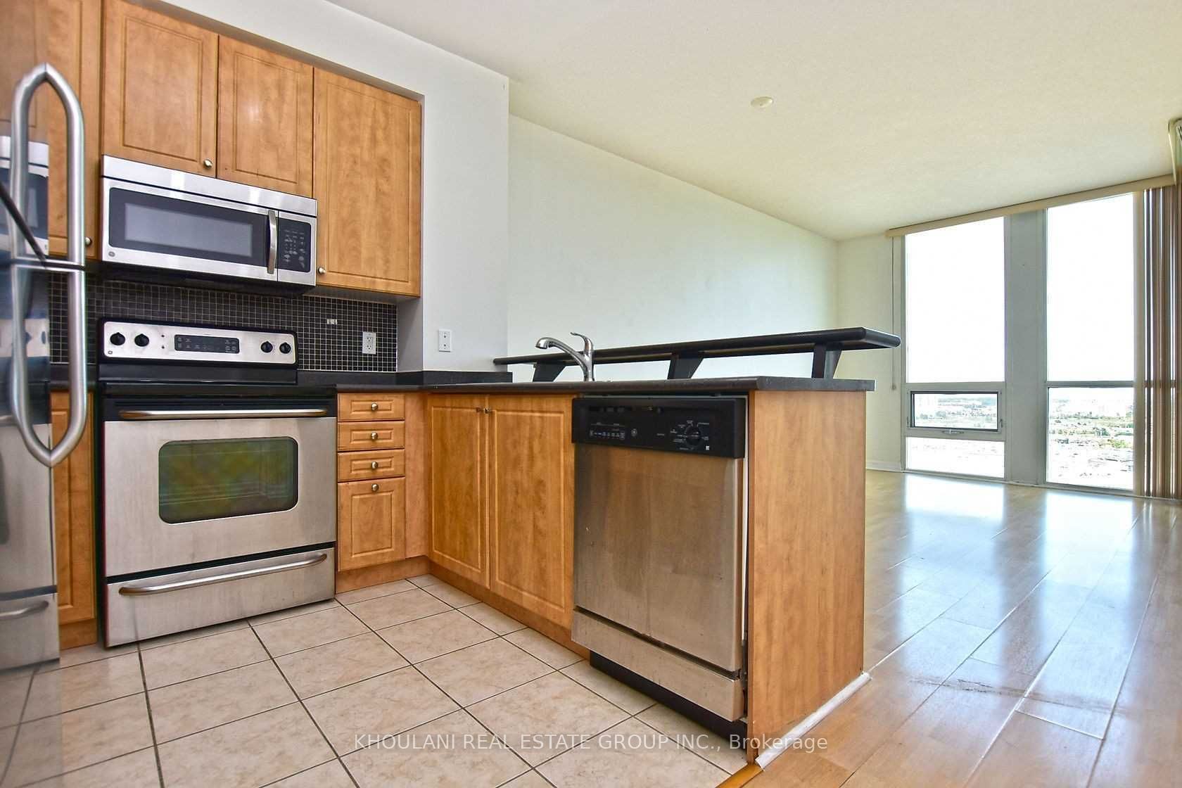 220 Burnhamthorpe Road 2201, Mississauga, ON L5B 4N4 photo 3